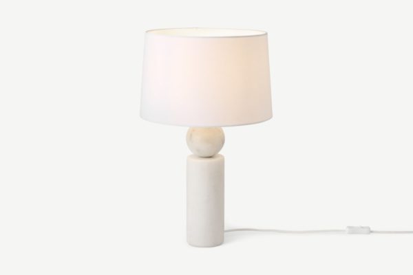 Cosima Tischlampe, Schwarz und Marmor in Weiss - MADE.com